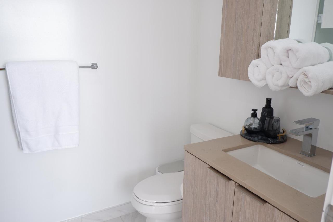Modern Luxury Waterfront Condo Mississauga Extérieur photo